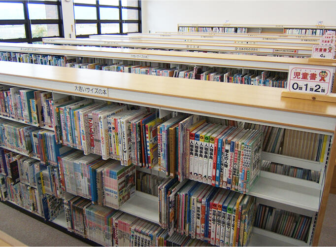 児童書の棚の様子