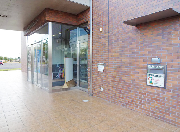 分館入口の時間外返却口 外観